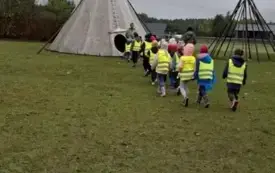 Dzieci idą do namiotu Tipi .