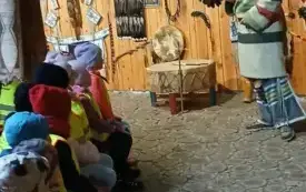 Dzieci słuchają opowiadania.
