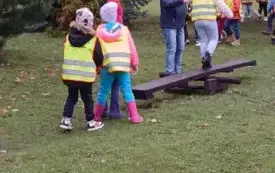 Dzieci pokonują tor przeszk&oacute;d.