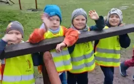 Dzieci stoją .