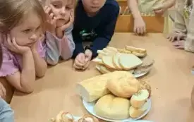 Dzieci oglądają pieczywo