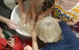 Dzieci wyrabiają mase solną