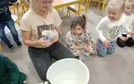 Nauczycielka pokazuje dzieciom składniki chleba 