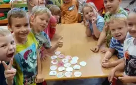 Dzieci uśmiechają się do zdjęcia