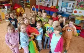 Dzieci trzymają chustę animacyjną