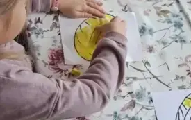 Dzieci wyklejają plasteliną.