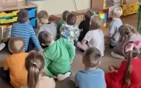 Dzieci oglądają film edukacyjny.
