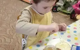 Chłopiec przygotowuje kanapki