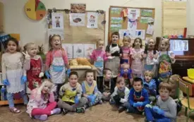 Zdjęcie grupowe dzieci z okazji Dnia Chleba