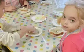 Dzieci przygotowują kanapki