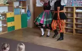 Pan z panią przebrani w stroje łowickie tańczą.