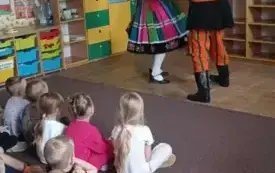 Pan z panią przebrani w stroje łowickie tańczą
