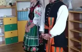 Pan z panią przebrani w stroje łowickie czekają.