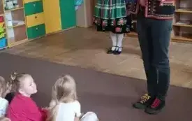 Pan z panią przebrani w stroje łowickie czekają.