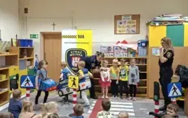 Dzieci uczą się przechodzić przez przejście dla pieszych .