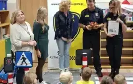 Nauczycielki przekazują podziękowanie i upominek dla Straży Miejskiej.