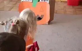 Dzieci stoją przed makietą dyni