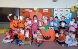 Zdjęcie grupowe dzieci z dyplomami
