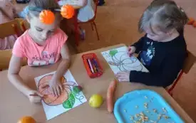 Dzieci kolorują obrazki