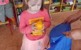 Dziewczynka trzyma w ręku dynie