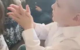 Chłopiec pokazuje jak myje ręce