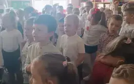 Dzieci stoją i m&oacute;wią przyżeczenie czyścioszka