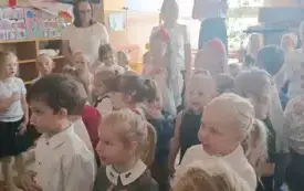 Dzieci stoją i m&oacute;wią przyżeczenie czyścioszka