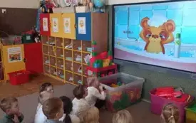 Dzieci oglądają film edukacyjny