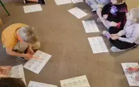 Dzieci rozwiązują zajdania matematyczne.