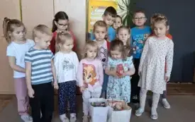 Dzieci stoją ,uśmiechają się .