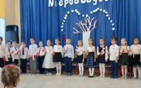 Dzieci stoją na scenie.