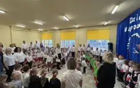 Dzieci stoją na scenie.