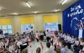 Dzieci machają flagami