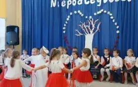 Dziewczynki tańczą