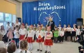 Dzieci ubrane na ludowo m&oacute;wią wiersze