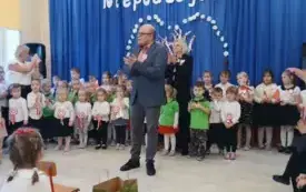 Pan stoi na środku sceny