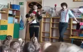 Hiszpan gra na mandolinie
