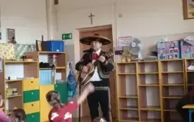 Hiszpan gra na mandolinie