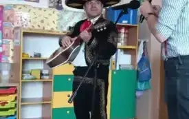Hiszpan rozmawia z prowadzącym