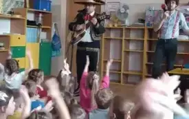 Hiszpan gra na mandolinie