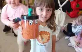 Dziewczynka pokazuje wykonaną dynię.