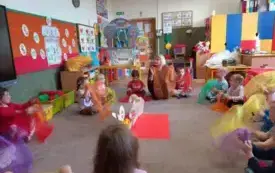 Dzieci bawią się chustami szyfonowymi.