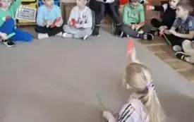 Dzieci siedzą  w kole .