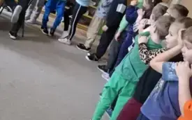 Dzieci stoją ,uśmiechają się .