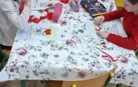 dzieci wykonują pracę plastyczną.
