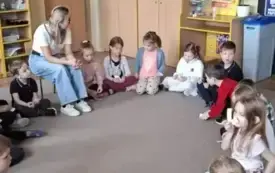 Dzieci siedzą , rozdają sobie wzajemnie miłe słowo. 