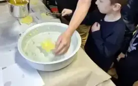 Przelewanie wosku przez klucz.