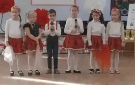 Zdjęcie dzieci na scenie