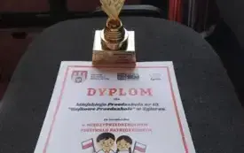Zdjęcie dyplomu i pucharu