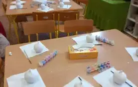 Zdjęcie stolik&oacute;w z bombkami